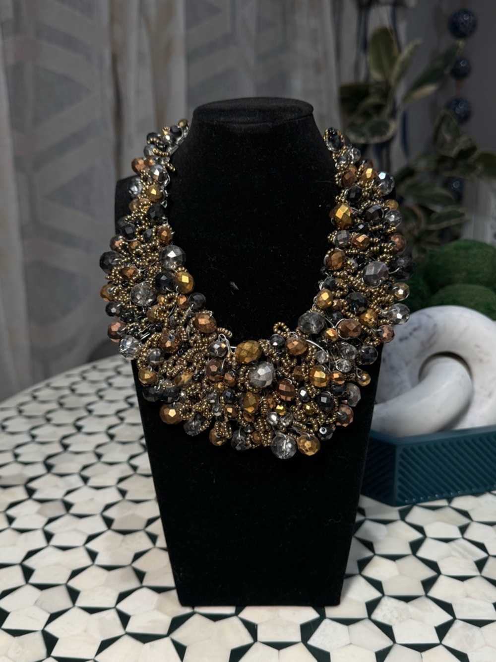 🟤⚫️ BOLD Statement Beaded Necklace in Gold and Black 🟤⚫️ - Picture 2 of 4